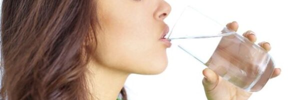 ¿Es verdad que el agua ayuda a bajar de peso?