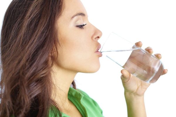 es verdad que el agua ayuda a bajar de peso